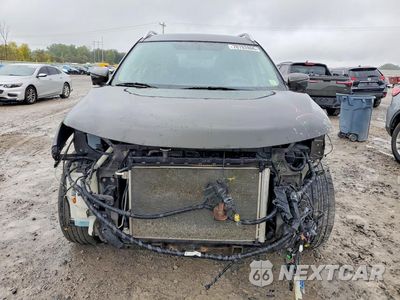 Piąte zdjęcie samochodu w środku: 2017 NISSAN ROGUE SV VIN:KNMAT2MV6HP565918 - miniatura