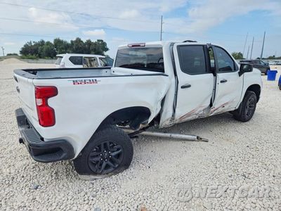 Trzecie zdjęcie samochodu z tyłu: 2025 CHEVROLET SILVERADO K1500 TRAIL BOSS CUSTOM VIN:3GCUKCED7SG153465 - miniatura