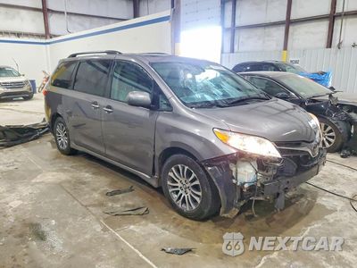 Czwarte zdjęcie samochodu z boku: 2018 TOYOTA SIENNA XLE 8-PASSENGER VIN:5TDYZ3DC7JS911777 - miniatura