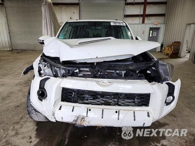 Piąte zdjęcie samochodu w środku: 2019 TOYOTA 4RUNNER VIN:JTEBU5JR1K5678815 - miniatura