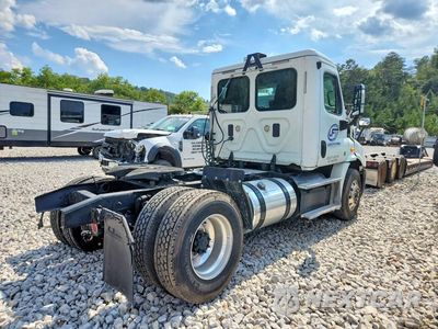 Trzecie zdjęcie samochodu z tyłu: 2014 FREIGHTLINER CASCADIA SEMI TRUCK VIN:1FUBGAD48ELFB1671 - miniatura