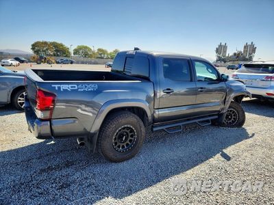 Trzecie zdjęcie samochodu z tyłu: 2018 TOYOTA TACOMA TRD SPORT VIN:3TMCZ5AN8JM138426 - miniatura