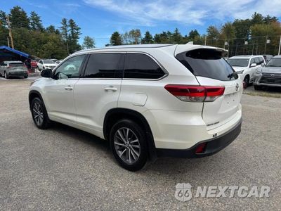 Trzecie zdjęcie samochodu z tyłu: 2017 TOYOTA HIGHLANDER XLE VIN:5TDJZRFH9HS362817 - miniatura