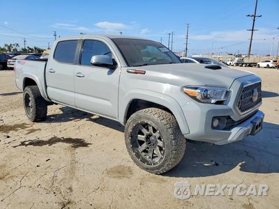 Czwarte zdjęcie samochodu z boku: 2020 TOYOTA TACOMA TRD SPORT VIN:3TMCZ5ANXLM316923 - miniatura