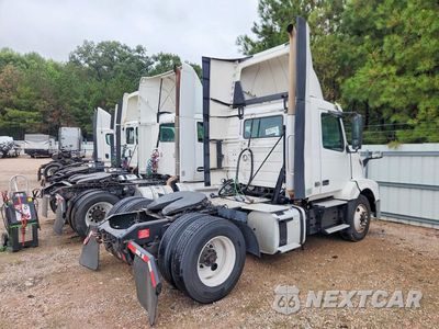 Trzecie zdjęcie samochodu z tyłu: 2018 VOLVO VNL SEMI TRUCK VIN:4V4N39TG2JN892769 - miniatura