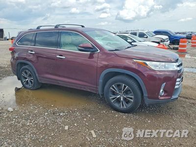 Czwarte zdjęcie samochodu z boku: 2017 TOYOTA HIGHLANDER LE PLUS VIN:5TDBZRFH7HS386201 - miniatura