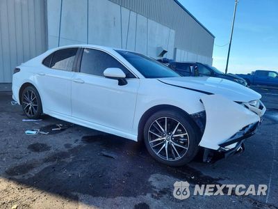Czwarte zdjęcie samochodu z boku: 2021 TOYOTA CAMRY SE VIN:4T1G11AK3MU415857 - miniatura