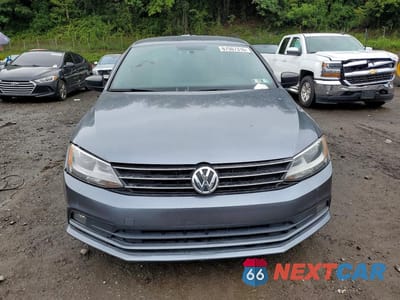 Piąte zdjęcie samochodu w środku: 2016 VOLKSWAGEN JETTA SPORT VIN:3VWD17AJ0GM302438 - miniatura