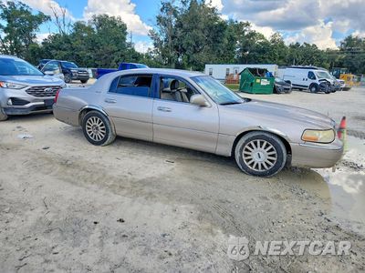 Czwarte zdjęcie samochodu z boku: 2003 LINCOLN TOWN CAR SIGNATURE VIN:1LNHM82W73Y602788 - miniatura