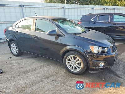 Czwarte zdjęcie samochodu z boku: 2014 CHEVROLET SONIC LT VIN:1G1JC5SH8E4215422 - miniatura
