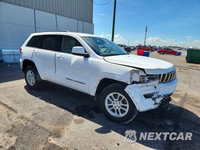 Czwarte zdjęcie samochodu z boku: 2020 JEEP GRAND CHEROKEE LAREDO VIN:1C4RJEAG6LC245448 - miniatura