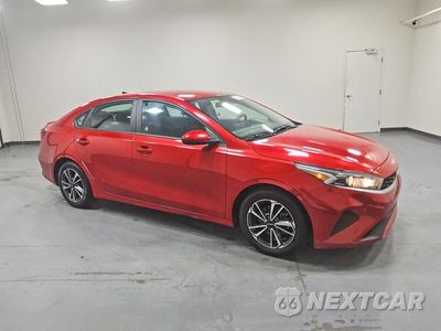Czwarte zdjęcie samochodu z boku: 2023 KIA FORTE LXS VIN:3KPF24AD3PE581248 - miniatura