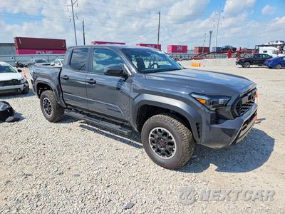 Czwarte zdjęcie samochodu z boku: 2025 TOYOTA TACOMA TRD OFF-ROAD VIN:3TMLB5JN7SM200145 - miniatura