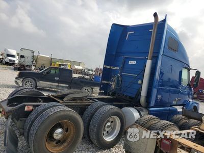 Trzecie zdjęcie samochodu z tyłu: 2013 VOLVO VNL SEMI TRUCK VIN:4V4NC9EH3DN141190 - miniatura