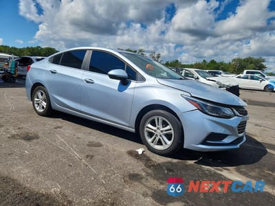 Czwarte zdjęcie samochodu z boku: 2018 CHEVROLET CRUZE LT VIN:1G1BE5SM5J7195537 - miniatura