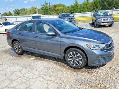 Czwarte zdjęcie samochodu z boku: 2023 VOLKSWAGEN JETTA S VIN:3VW5M7BU6PM060923 - miniatura