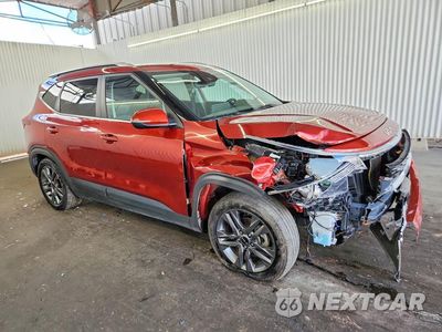 Czwarte zdjęcie samochodu z boku: 2023 KIA SELTOS S VIN:KNDEU2AA4P7420519 - miniatura