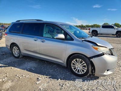 Czwarte zdjęcie samochodu z boku: 2013 TOYOTA SIENNA XLE VIN:5TDYK3DC0DS319971 - miniatura