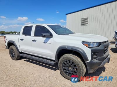 Czwarte zdjęcie samochodu z boku: 2023 CHEVROLET COLORADO TRAIL BOSS VIN:1GCPTEEKXP1172103 - miniatura