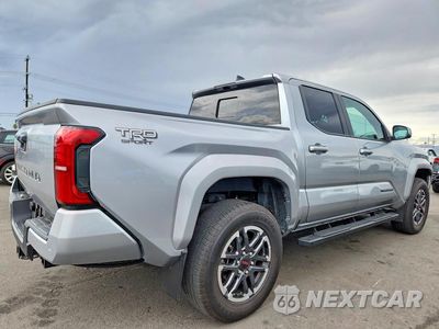 Trzecie zdjęcie samochodu z tyłu: 2024 TOYOTA TACOMA TRD SPORT VIN:3TMKB5FN8RM023054 - miniatura