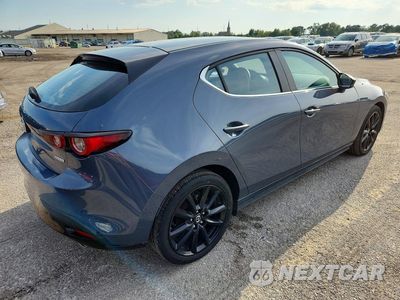 Trzecie zdjęcie samochodu z tyłu: 2025 MAZDA 3 PREFERRED VIN:JM1BPBLM8S1751813 - miniatura