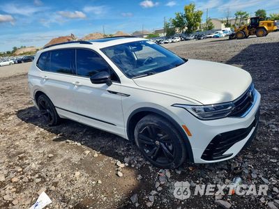Czwarte zdjęcie samochodu z boku: 2024 VOLKSWAGEN TIGUAN SE R-LINE BLACK VIN:3VV8B7AX3RM079208 - miniatura