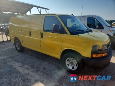 Czwarte zdjęcie samochodu z boku: 2020 CHEVROLET EXPRESS G2500 VIN:1GCWGAFP4L1227013 - miniatura