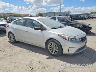 Czwarte zdjęcie samochodu z boku: 2017 KIA FORTE LX VIN:3KPFL4A73HE116560 - miniatura