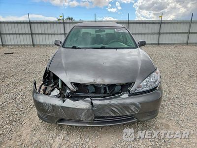 Piąte zdjęcie samochodu w środku: 2005 TOYOTA CAMRY LE V6 VIN:4T1BF30K15U614786 - miniatura