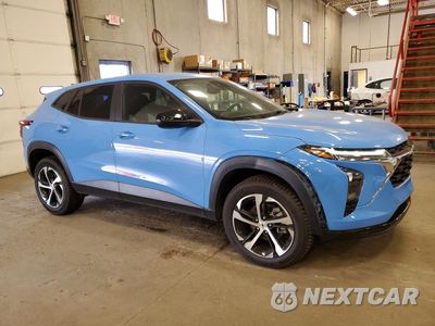 Czwarte zdjęcie samochodu z boku: 2024 CHEVROLET TRAX 1RS VIN:KL77LGE26RC065288 - miniatura