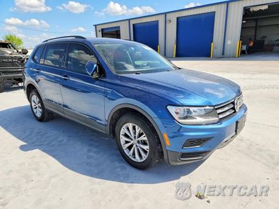 Czwarte zdjęcie samochodu z boku: 2020 VOLKSWAGEN TIGUAN S VIN:3VV1B7AX1LM104423 - miniatura