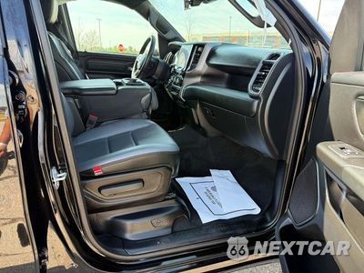 Piąte zdjęcie samochodu w środku: 2026 RAM 1500 TRADESMAN VIN:1C6SRECG0TN368066 - miniatura