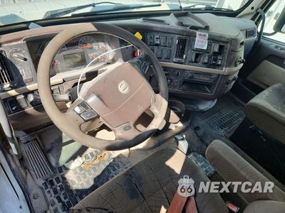 Zdjęcie 8 z 14 samochodu: 2015 VOLVO VNL SEMI TRUCK VIN:4V4NC9EGXFN921648 - miniatura
