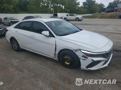 Czwarte zdjęcie samochodu z boku: 2024 HYUNDAI ELANTRA SE VIN:KMHLL4DG6RU830213 - miniatura