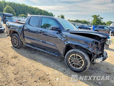 Czwarte zdjęcie samochodu z boku: 2025 TOYOTA TACOMA TRD SPORT VIN:3TMLB5JNXSM121486 - miniatura