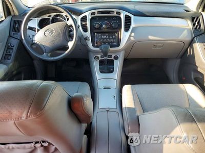 Zdjęcie 8 z 12 samochodu: 2005 TOYOTA HIGHLANDER BASE VIN:JTEEP21A050124969 - miniatura