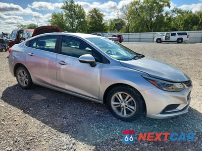 Czwarte zdjęcie samochodu z boku: 2018 CHEVROLET CRUZE LT VIN:1G1BE5SMXJ7182637 - miniatura