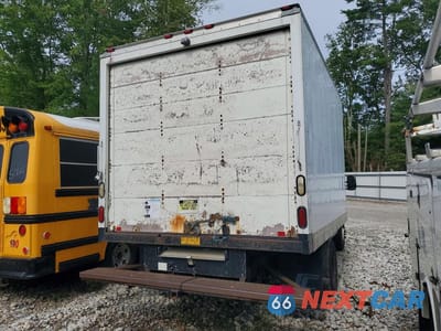 Trzecie zdjęcie samochodu z tyłu: 2013 FORD E350 BOX TRUCK VIN:1FDWE3FS0DDA69240 - miniatura
