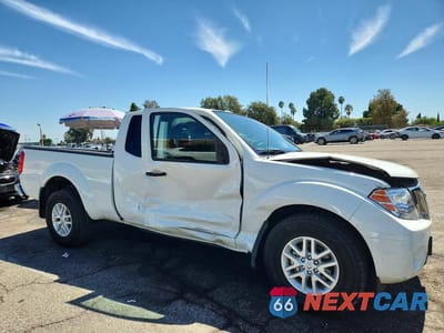 Czwarte zdjęcie samochodu z boku: 2018 NISSAN FRONTIER SV V6 VIN:1N6AD0CU2JN710395 - miniatura