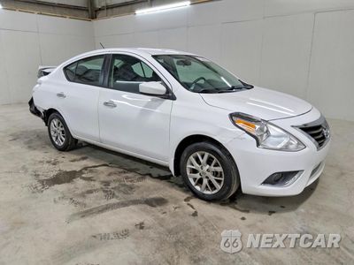 Czwarte zdjęcie samochodu z boku: 2019 NISSAN VERSA SV VIN:3N1CN7AP1KL812550 - miniatura
