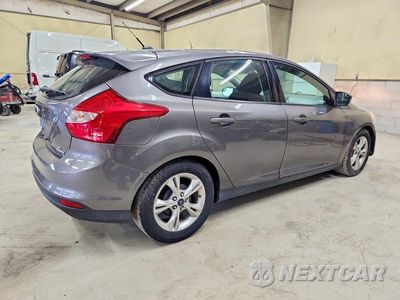 Trzecie zdjęcie samochodu z tyłu: 2014 FORD FOCUS SE VIN:1FADP3K20EL186504 - miniatura