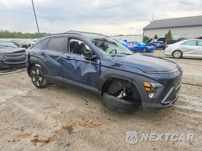 Czwarte zdjęcie samochodu z boku: 2025 HYUNDAI KONA SEL VIN:KM8HCCAB7SU238978 - miniatura