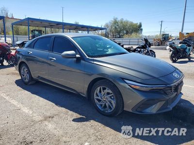 Czwarte zdjęcie samochodu z boku: 2024 HYUNDAI ELANTRA BLUE VIN:KMHLM4DJ0RU103979 - miniatura