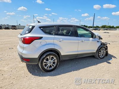 Trzecie zdjęcie samochodu z tyłu: 2019 FORD ESCAPE SE VIN:1FMCU0GD8KUB00977 - miniatura