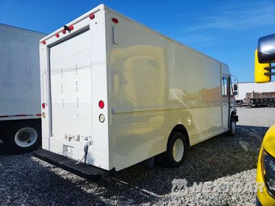 Trzecie zdjęcie samochodu z tyłu: 2002 FREIGHTLINER MT45 CHASSIS DELIVERY TRUCK VIN:4UZAANBW22CK57173 - miniatura