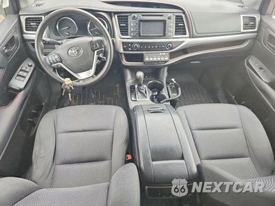 Zdjęcie 8 z 12 samochodu: 2016 TOYOTA HIGHLANDER LE VIN:5TDBKRFH6GS280079 - miniatura