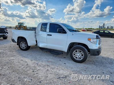 Czwarte zdjęcie samochodu z boku: 2017 TOYOTA TUNDRA SR VIN:5TFRM5F14HX111940 - miniatura