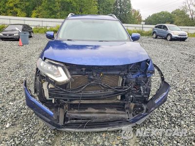 Piąte zdjęcie samochodu w środku: 2017 NISSAN ROGUE S VIN:KNMAT2MV0HP505438 - miniatura