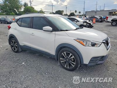 Czwarte zdjęcie samochodu z boku: 2018 NISSAN KICKS S VIN:3N1CP5CU2JL521801 - miniatura