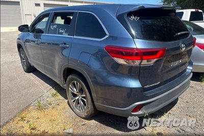 Trzecie zdjęcie samochodu z tyłu: 2017 TOYOTA HIGHLANDER LE VIN:5TDZZRFH2HS198054 - miniatura
